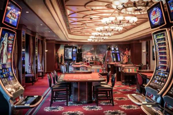Queen Mary 2 Gallery Image